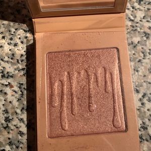 Kylie chocolate cherry pressed illuminating powder